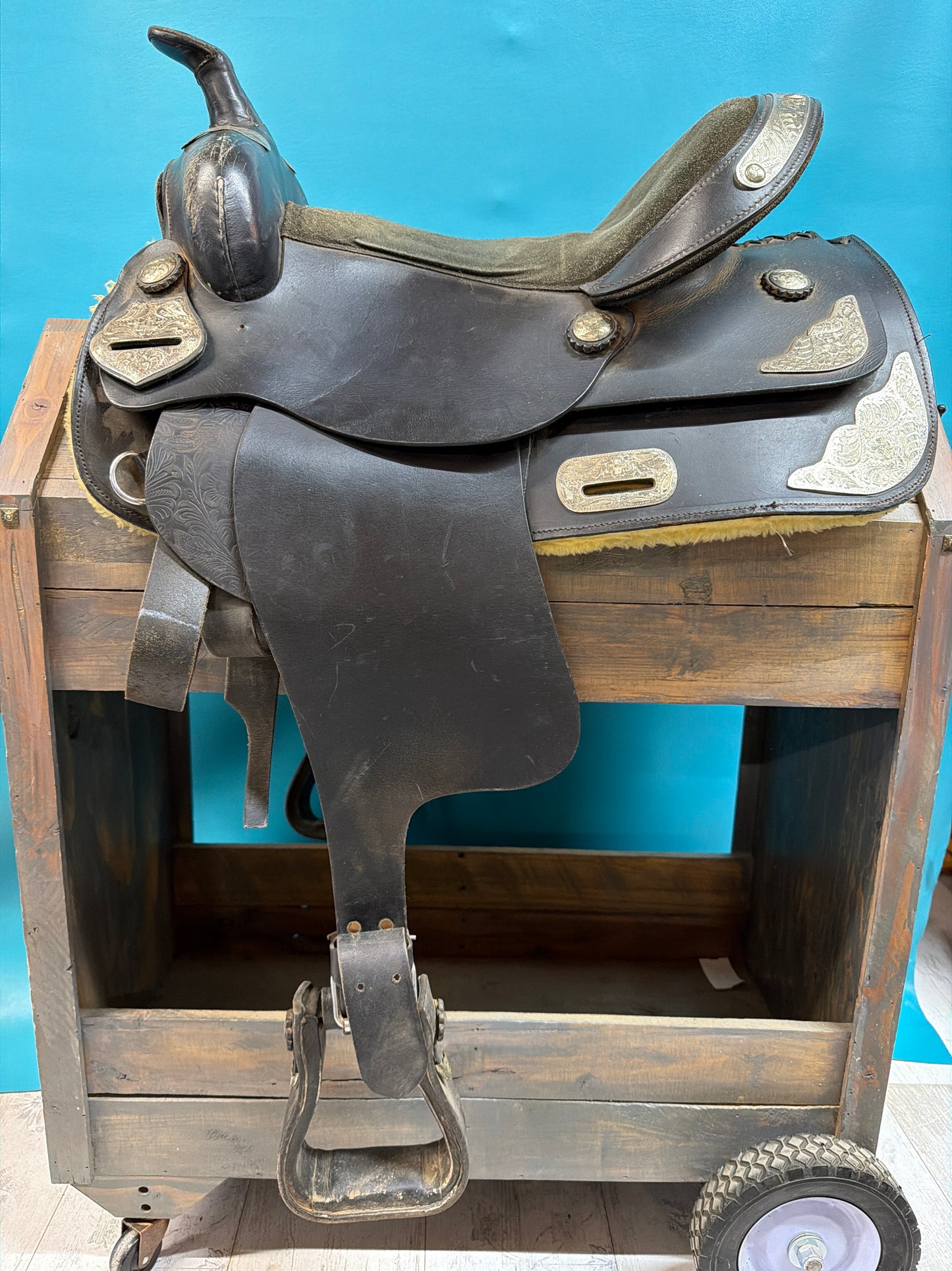 No makers mark Western Show saddle, 16