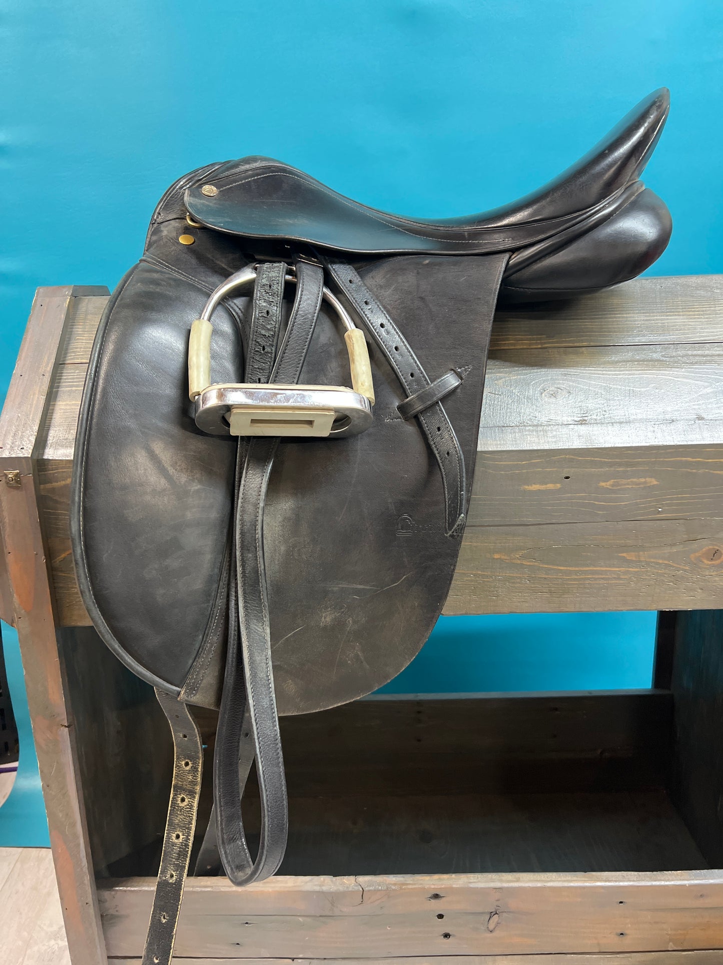 Black Circuit Dressage saddle, 17.5