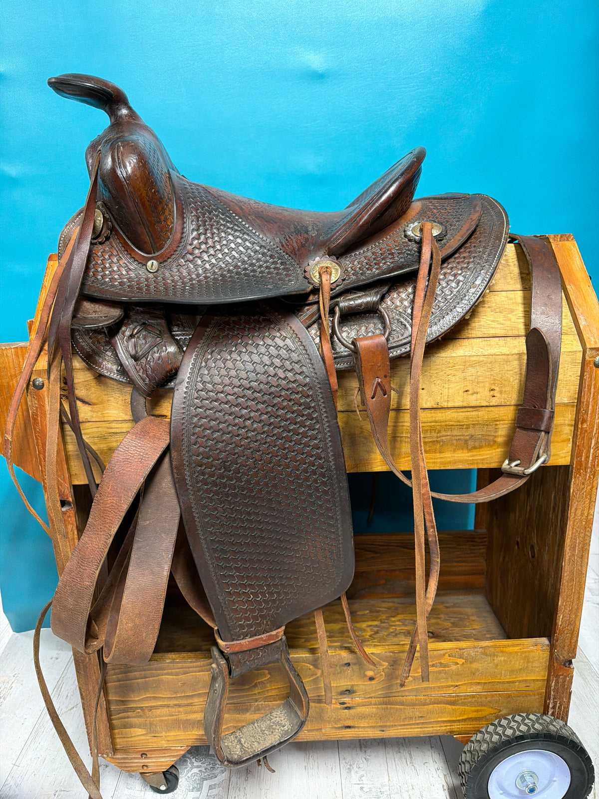 No makers mark Vintage saddle, 14