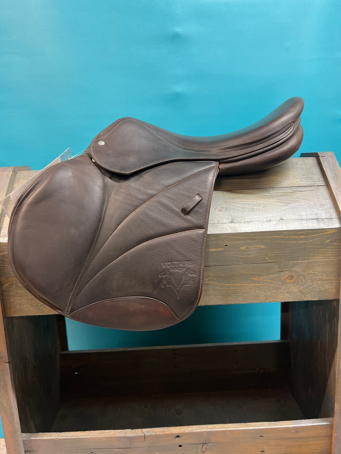 Voltaire Blue Wing Close Contact Saddle, 18.5