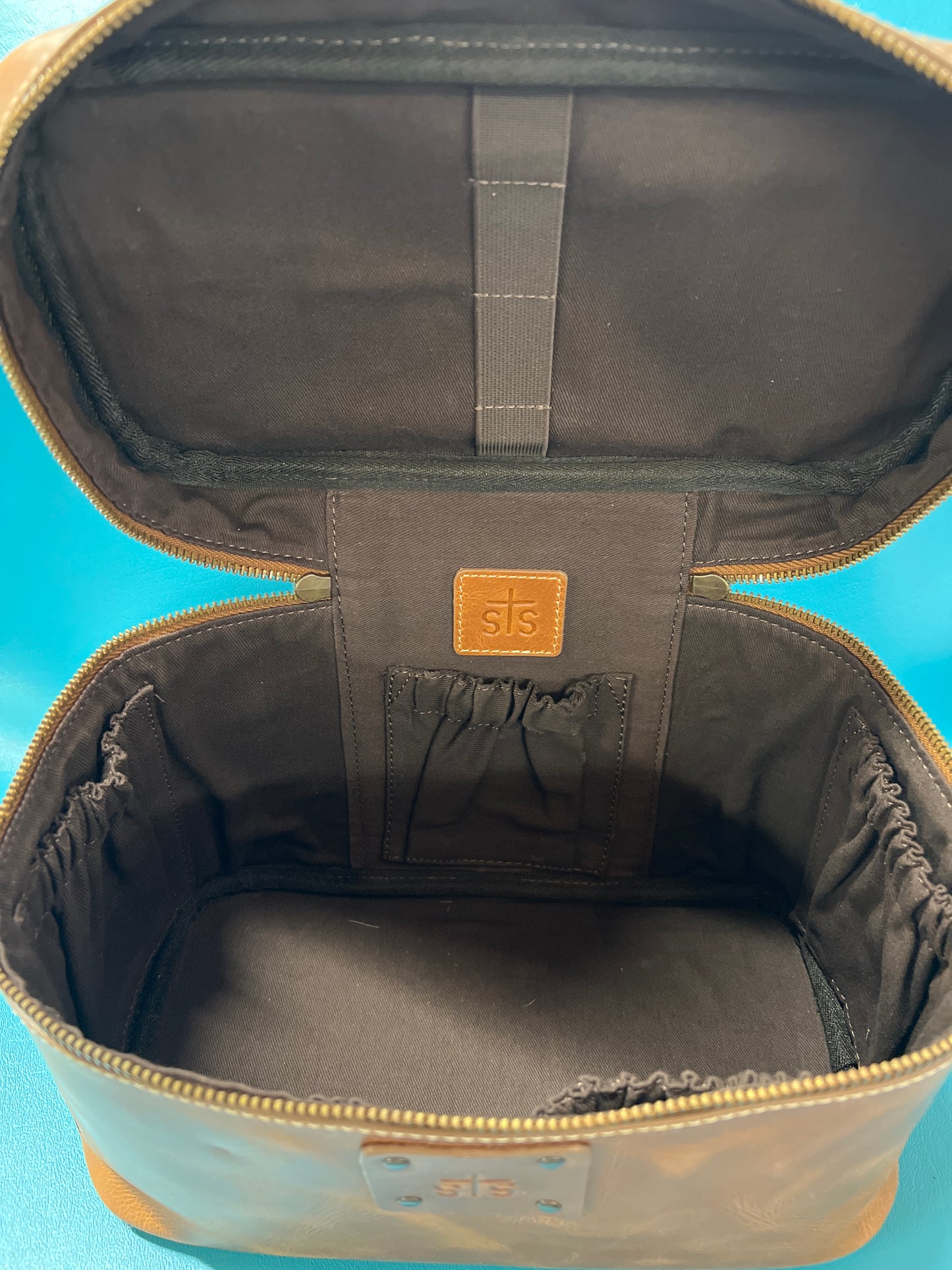 STS Basic Bliss Cowhide Train Case