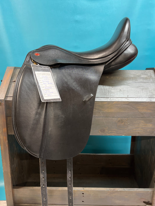 Kent & Masters Dressage saddle, 18